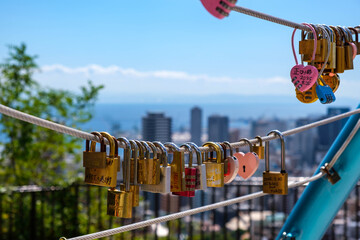 愛の鍵モニュメントには沢山の南京錠の思いが掛かっていた