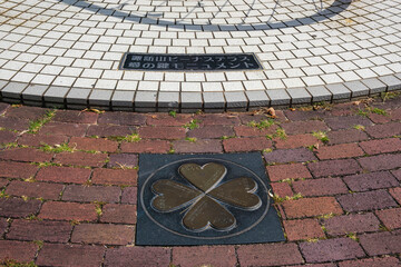 愛の鍵モニュメントには沢山の南京錠の思いが掛かっていた