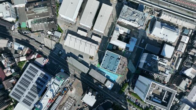 現代都市と道路の真俯瞰ドローン空撮