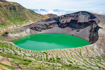 蔵王連峰から見下ろすお釜