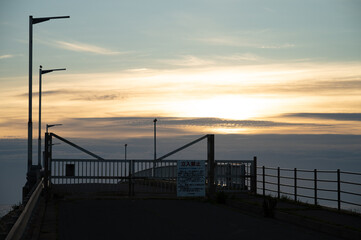 夕暮れと封鎖された防波堤