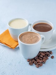 Obraz premium Premium Modern Coffee Flatlay with Ceramic Cups and Cocoa Napkins Featuring Authentic Coffee Beans Gradient for Lifestyle Marketing and Social Media Content