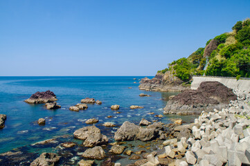 和歌山県湯浅町・田海岸の岩礁と青い海の風景