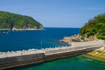 和歌山県戸津井漁港の防波堤と青く澄んだ海