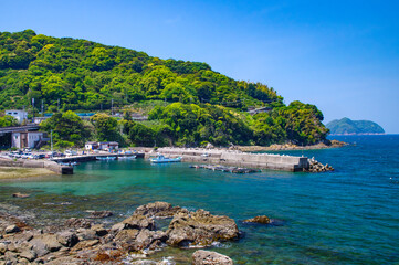 和歌山県由良町・三尾川漁港の青い海と緑の山並み