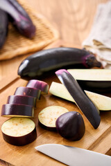 まな板でカットした茄子｜下ごしらえ・調理工程のイメージ