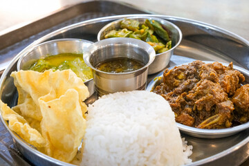 マレーシアの食堂で供されるマトンカレー