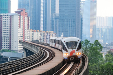 クアラルンプールの市街地を走るLRT