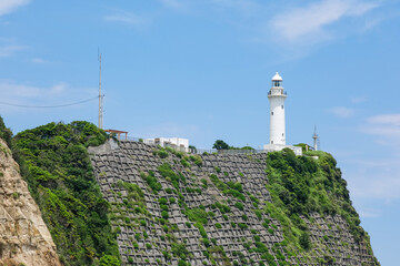 海岸沿いの高台に建つ塩屋崎灯台