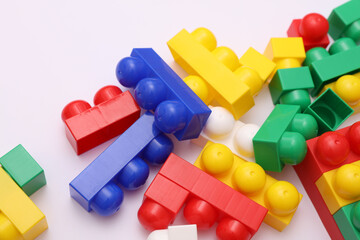 Obraz premium Colored plastic toy bricks on white background
