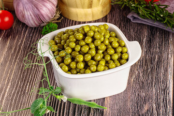 Sweet young canned green peas