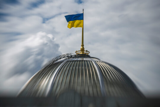 The Ukrainian flag flies above the dome of the parliament building on Ukraine's Independence Day in Kyiv, Ukraine, August 24, 2025 Motion effect