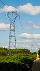 Vue rapprochée d'un pylône d'une ligne électrique haute tension