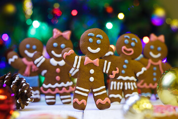 Festive christmas background with gingerbread men. Gingerbread mans on a bright christmas background. Happy New Year festive background 