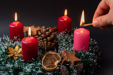 Advent whreat with four burning candles