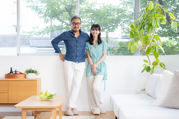 リビングでくつろぐミドルの夫婦