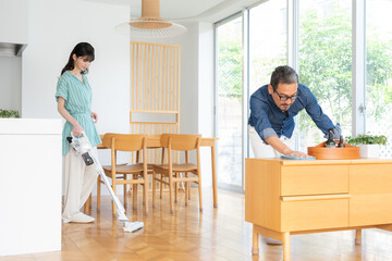 リビングの掃除をするミドルの夫婦