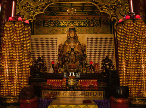 Templo chino Thean Hou dedicado a las diosas Mazu y Guan Yin, una deidad china popular entre la comunidad hainanesa. Estatua de Shui Wei Sheng Niang. Kuala Lumpur. Malasia.