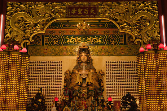 Templo chino Thean Hou dedicado a las diosas Mazu y Guan Yin, una deidad china popular entre la comunidad hainanesa. Estatua de Shui Wei Sheng Niang. Kuala Lumpur. Malasia.