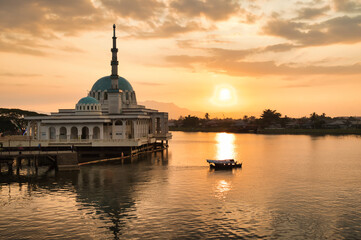 Obraz premium Kuching Floating Mosque, also known as Masjid Bandar Kuching or Masjid India, at sunset, located on the Sarawak River in Kuching, on the island of Borneo, Malaysia. 