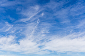 Obraz premium blue sky with white fluffy clouds during the day (focal length 43 mm) 