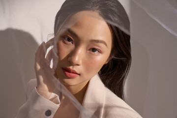 ジャケットを着た若い女性のムーディーなポートレート