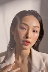 ジャケットを着た若い女性のムーディーなポートレート