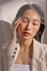 ジャケットを着た若い女性のムーディーなポートレート