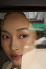 ジャケットを着た若い女性のムーディーなポートレート