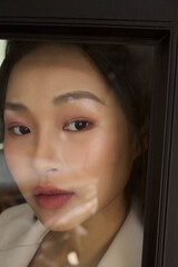 ジャケットを着た若い女性のムーディーなポートレート