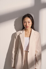 ジャケットを着た若い女性のムーディーなポートレート