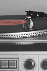 Obraz premium Hearing health concept. Sleek hearing aid and classic turntable show the harmony of music and hearing for all ages