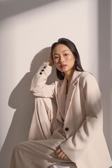 ジャケットを着た若い女性のムーディーなポートレート