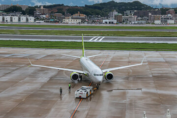 雨のあと、福岡空港にて