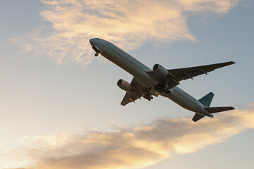 夕陽に照らされて飛び立つ機体