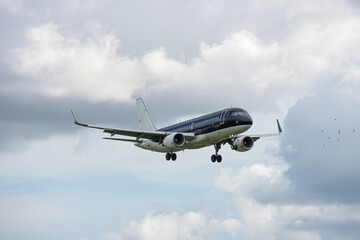 滑走路へアプローチする飛行機