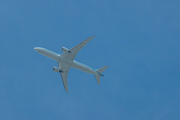 高空を飛行するジェット機