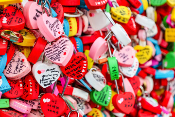 Obraz premium Colorful wall of love locks at Namsan Seoul Tower, South Korea