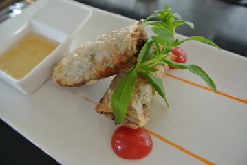 spring rolls with dipping sauce