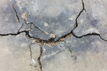 Obraz premium Cracked gray concrete surface, central fracture