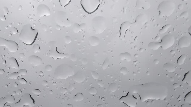 Gocce di pioggia sul vetro 