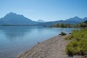 Der Forggensee an einem wolkenlosen Tag