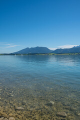 Der Forggensee an einem wolkenlosen Tag