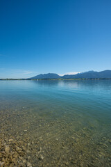 Der Forggensee an einem wolkenlosen Tag