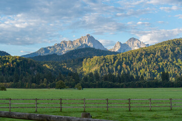Die Alpen von Schwangau aus gesehen mit W&auml;ldern und Wiesen