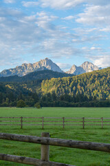 Die Alpen von Schwangau aus gesehen mit W&auml;ldern und Wiesen