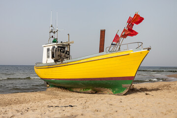 Kuter rybacki na plaży nad polskim morzem. Sieci połów © MR. Stanek