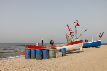 Kuter rybacki na plaży nad polskim morzem. Sieci połów © MR. Stanek
