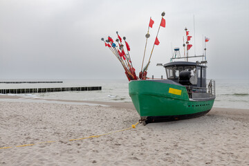 Kuter rybacki na plaży nad polskim morzem. Sieci połów © MR. Stanek
