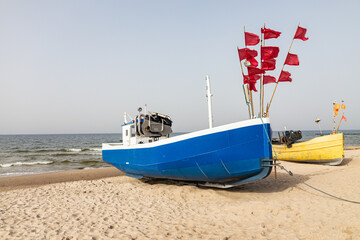 Kuter rybacki na plaży nad polskim morzem. Sieci połów © MR. Stanek